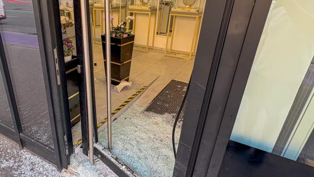 TIROL: EINBRUCH IN JUWELIER IN INNSBRUCK - MIT FAHRZEUG IN AUSLAGEN