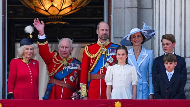 König Charles III., Königin Camilla, Prinz William, Prinzessin Kate und ihre Kinder stehen auf dem Balkon des Buckingham Palace.