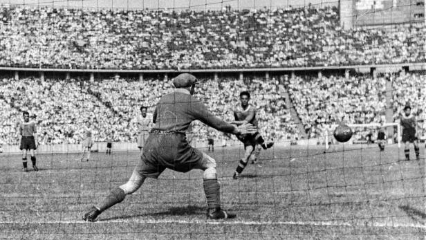 1941: Bimbo Binder verwandelt einen Elfer gegen Schalke