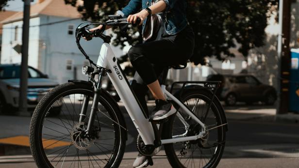 Frau auf E-Bike