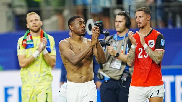 David Alaba und Kollegen applaudieren nach dem Spiel.