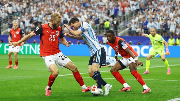 Laimer (l.) gegen Messi 