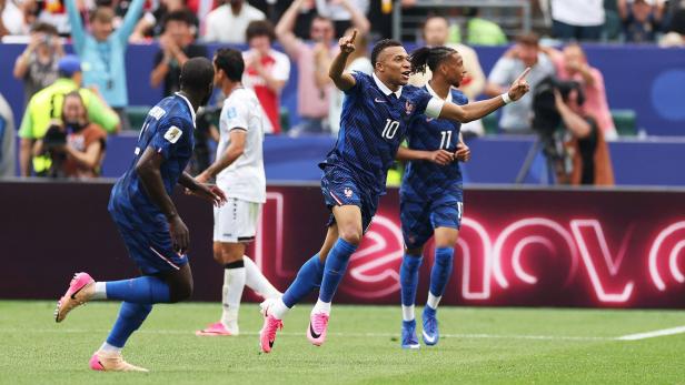 Mbappe lässt sich nach seinem Tor zum 1:0 feiern.