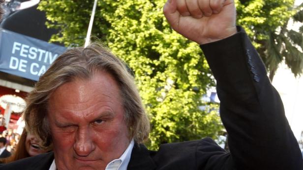 Gérard Depardieu auf dem Festival de Cannes mit erhobener Faust.