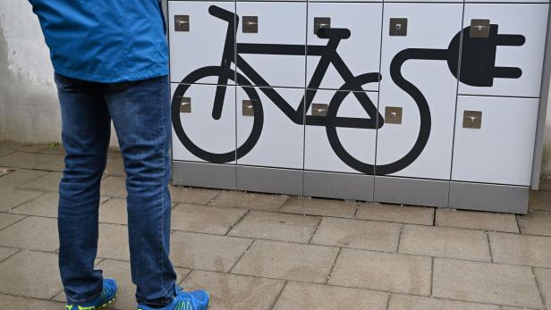 ++ THEMENBILD ++ E-BIKE / ELEKTRO FAHRRAD / LADESTATION / BATTERIE