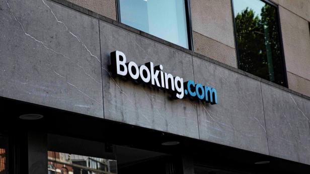 Booking.com Gebäude von vorne mit Booking.com Schriftzug.