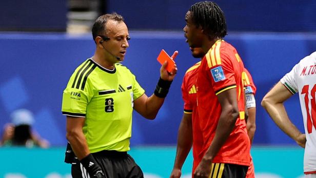 Schiedsrichter zeigt einem Fußballspieler eine rote Karte im Spiel.