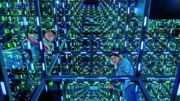 Besucher stehen in der begehbaren LED-Konstruktion „Grid“ der modernisierten voestalpine Stahlwelt in Linz.