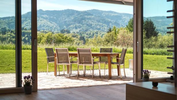 Terrasse eines Ferienhauses mit Blick auf die Hügellandschaft