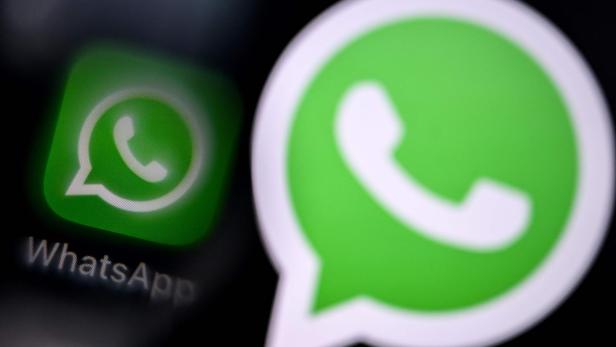 Das grüne WhatsApp-Logo ist in einer Nahaufnahme zu sehen.