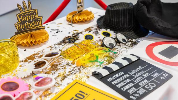 Fotobox-Requisiten wie Hüte, Brillen und Party-Accessoires auf einem Tisch