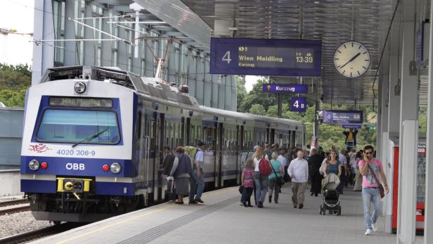 Ein ÖBB-4020er-Zug steht am Bahnsteig 4 in Wien Meidling, während zahlreiche Fahrgäste ein- und aussteigen.