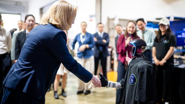 Außenministerin Beate Meinl-Reisinger bei AVL List Automotive im Rahmen eines Besuchs in Shanghai. 