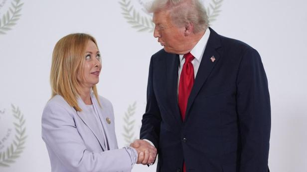 Meloni und Trump schütteln sich die Hand