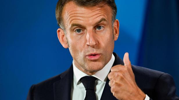 Macron macht den Daumen hoch