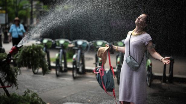 TOPSHOT-FRANCE-WEATHER-HEATWAVE