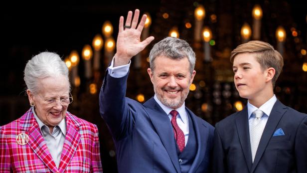 Königin Margrethe II. von Dänemark, König Frederik X. und Prinz Vincent winken gemeinsam in die Menge.
