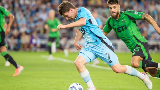 Dominik Fitz bei Minnesota am Ball.