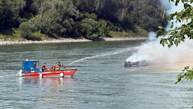 Feuerwehr löschte Brand vom Boot aus 