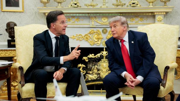 Mark Rutte und Donald Trump sitzen im Oval Office und führen ein Gespräch.