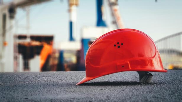Helm auf Baustelle