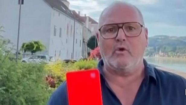Alois Schroll mit Roter Karte 