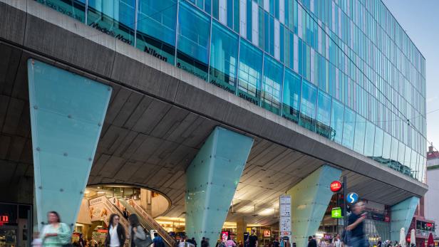 Belebter Platz vor dem Einkaufszentrum Wien Mitte