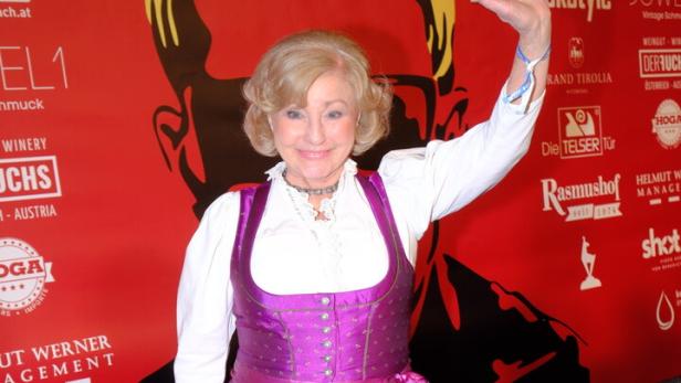 Margot Hellwig winkt am roten Teppich