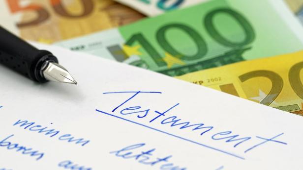 Füllfederhalter, Testament und Euro-Banknoten.