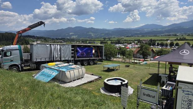 Ein Pool für die Fans aus Großkrut.