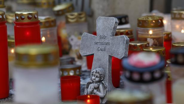 AMOKLAUF IN GRAZ: KERZEN VOR DER SCHULE