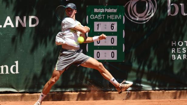 Lukas Neumayer schlägt bei den Österreichischen Tennis Staatsmeisterschaften auf