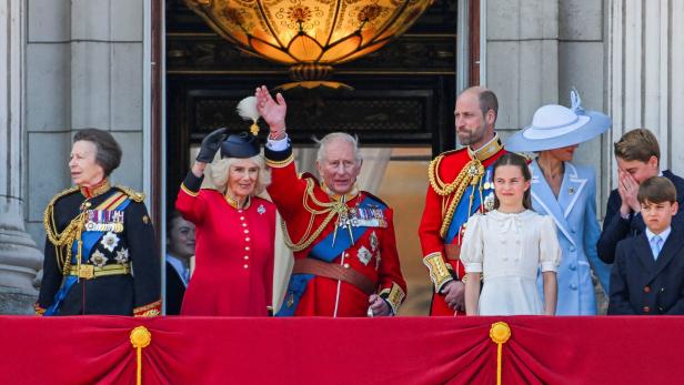 König Charles III. und Königin Camilla winken gemeinsam mit Mitgliedern der britischen Königsfamilie vom Balkon des Buckingham Palace.