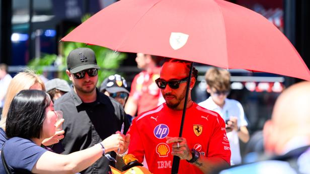 Lewis Hamilton gibt im Fahrerlager in Spielberg Autogramme.