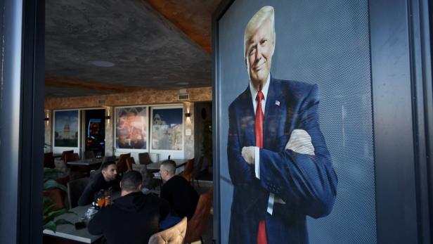 Hinter Schmidts Rücktritt soll Druck aus den USA stecken. Sinnbildlich dafür: Das „Cafe Trump“ in Banja Luka, Republika Srpska.