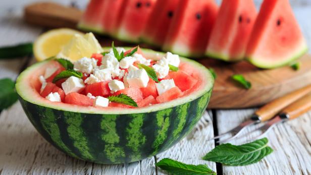 Wassermelone mit Feta und Minze hat sich als Sommerklassiker etabliert.