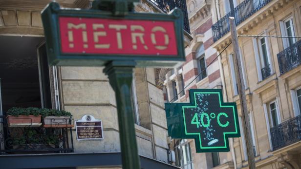 Ein Metro-Schild und ein grünes Apothekenkreuz zeigen bei 40 Grad Celsius die Hitze an der Place du Général Leclerc in Levallois an.