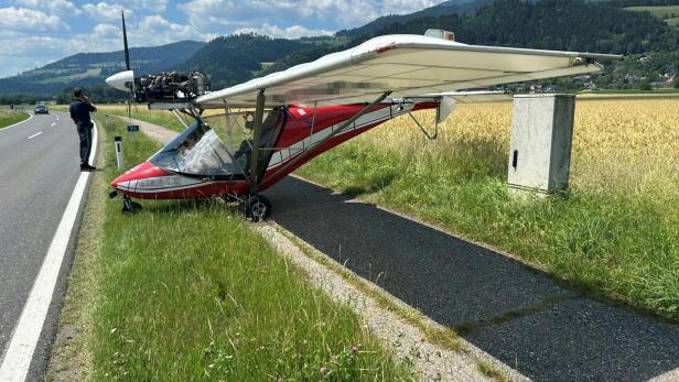 Ein Ultraleichtflugzeug steht nach der Notlandung auf der Metnitztal Landesstraße bei Friesach.