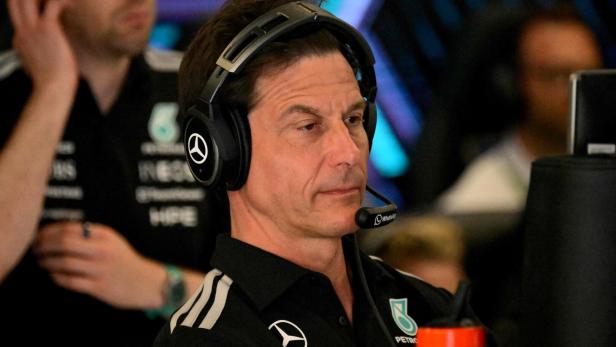 Mercedes-Teamchef Toto Wolff in Spielberg mit Kopfhörern in der Box
