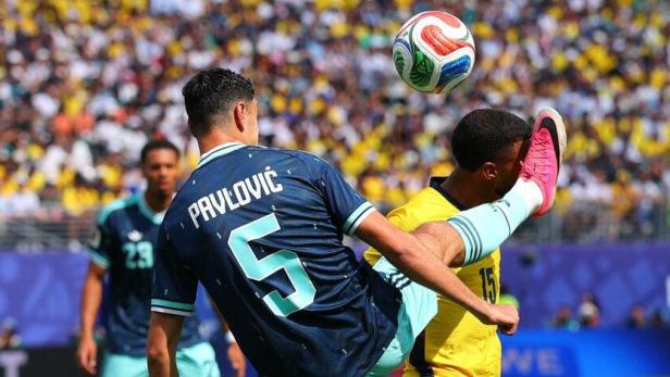Das Foul von Pavlovic blieb unentdeckt.