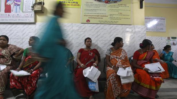 Frauen warten in einem Wartezimmer, vermutlich in einem Krankenhaus in Indien.