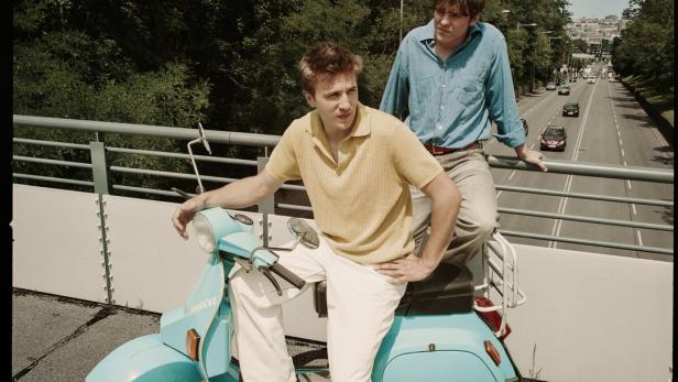 Merlin (l.) und Florian besingen in ihren Liedern das Wien ihrer Generation – unter anderem Vespa-Fahrten durch Meidling.