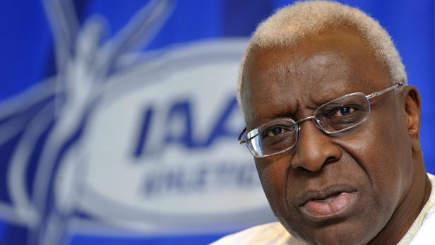 Ein Porträt des ehemaligen IAAF-Präsidenten Lamine Diack vor einem blauen Hintergrund.