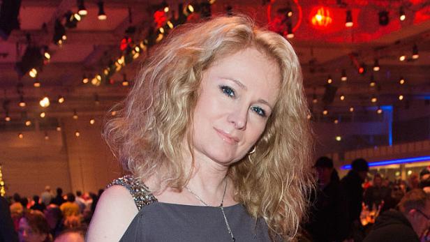 Sängerin Nicole mit langen blonden Haaren bei einer Veranstaltung in einem festlich beleuchteten Saal.