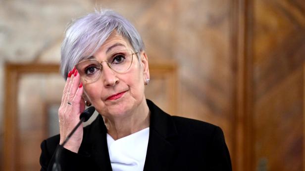 Anna Sporrer, die am Mikrofon steht und sich die Schläfe hält.