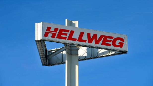 Hellweg-Werbeschild vor blauem Himmel.