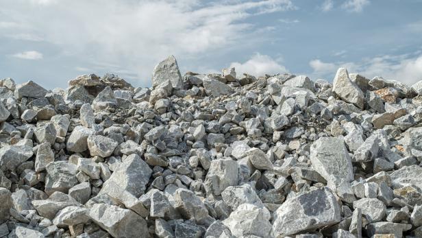 In dem Mineral Wollastonit, einem kalziumhaltigen Silikat, kann Kohlendioxid unmittelbarer speichern