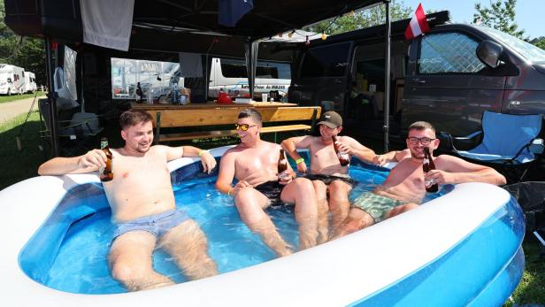 Vier Formel-1-Fans chillen in einem aufblasbaren Pool