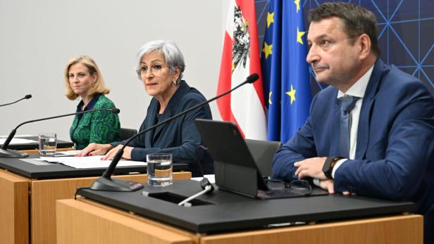 Beate Meinl-Reisinger, Anna Sporrer und Klaus Fürlinger bei der Präsentation der Regierungspläne