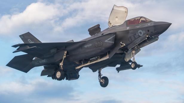 Ein F-35-Kampfjet der US Marines vor blauem Himmel